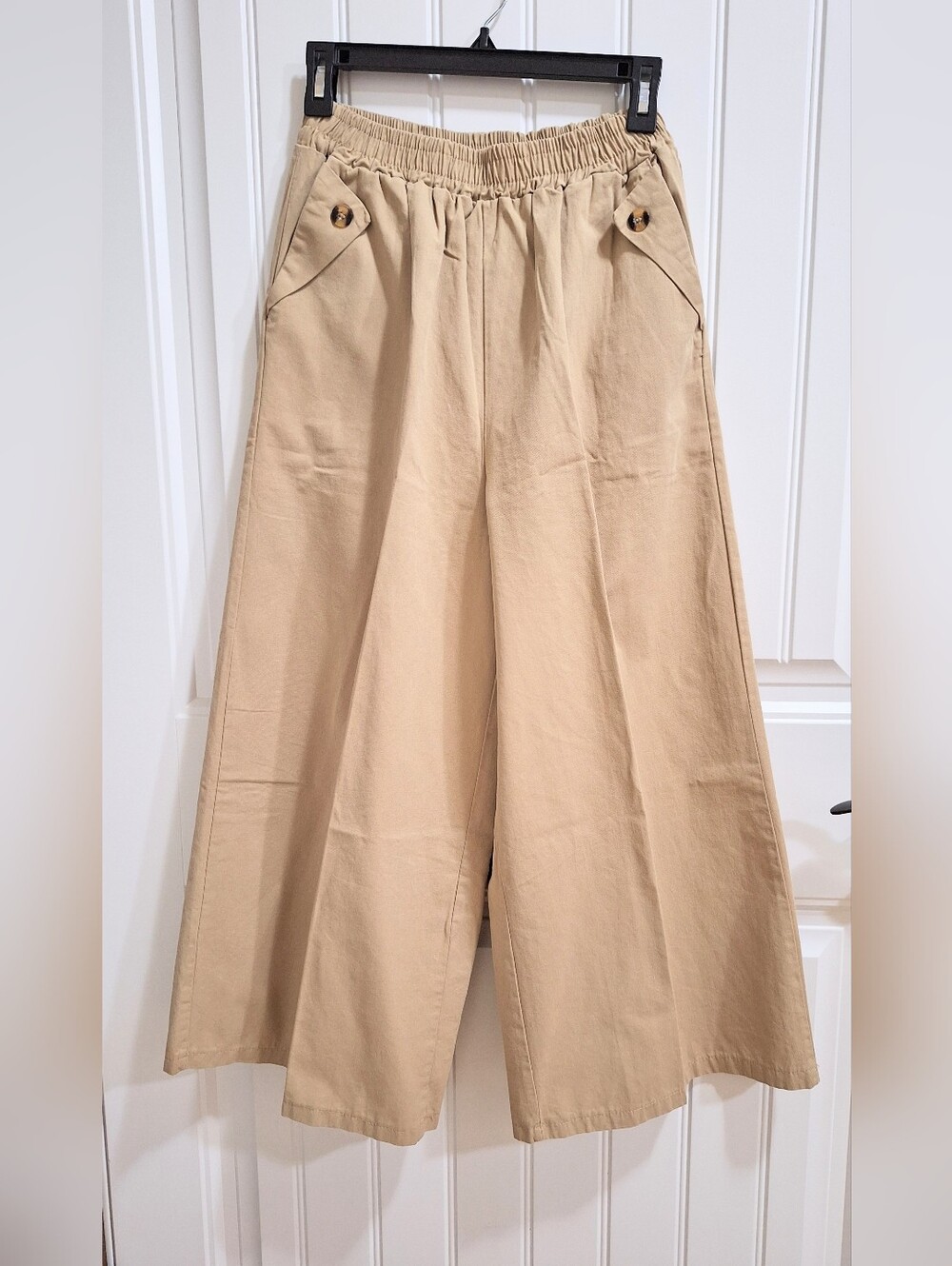 NWOT Beige Ankle-Length Wide-Leg Culottes with Elastic Waist and Front Pockets